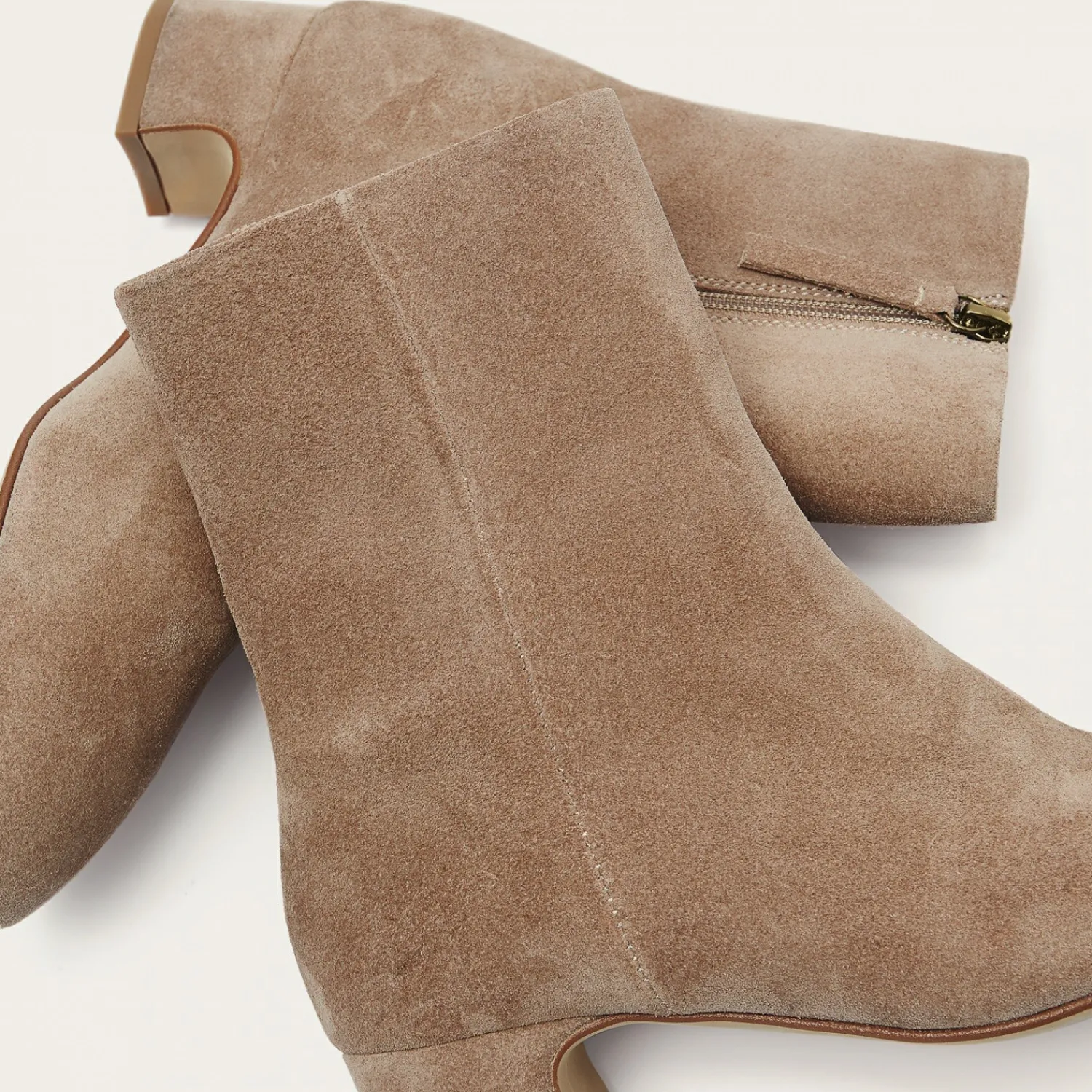 Balagan Botki|Stav Botki, Szary Welur